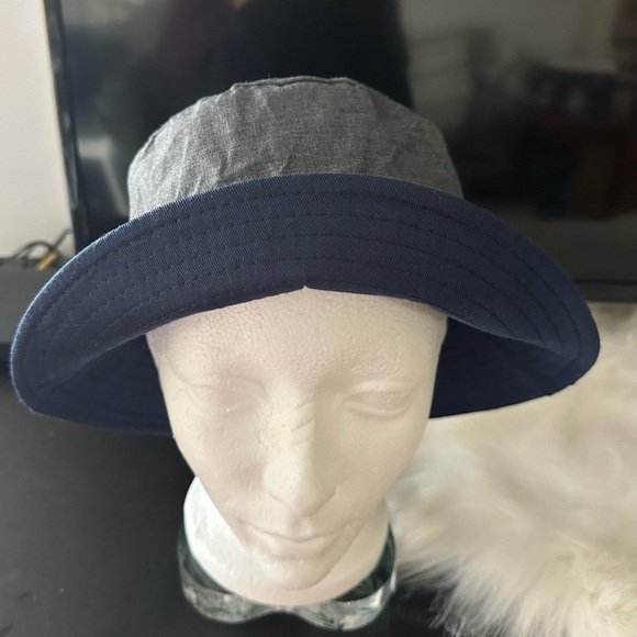 Double sided bucket hat - Picture 3 of 6